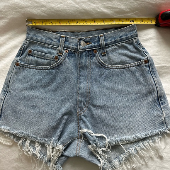 Vintage Levi’s Jean Shorts - Picture 4 of 6